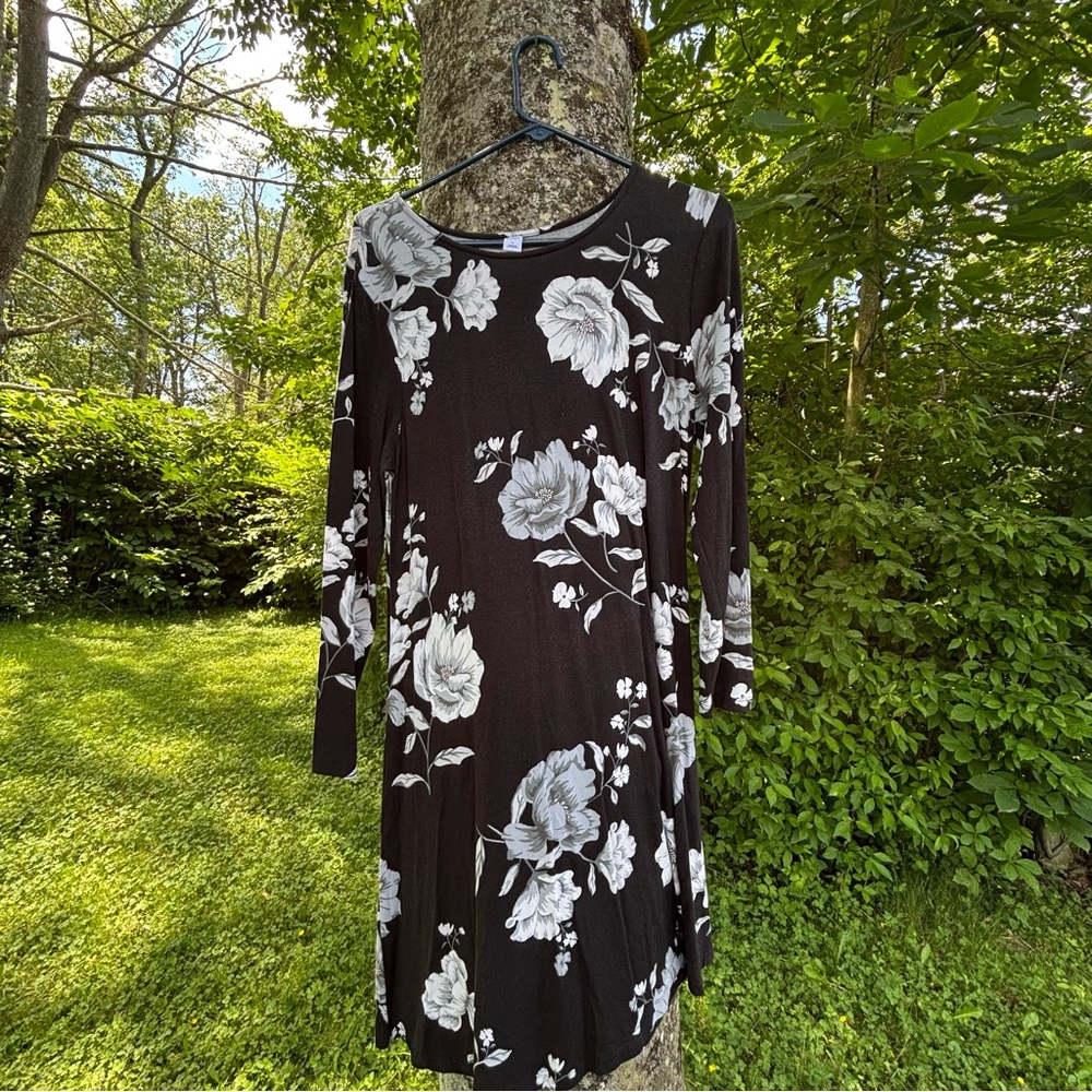 Old Navy Black and White Floral Long Sleeve Dress